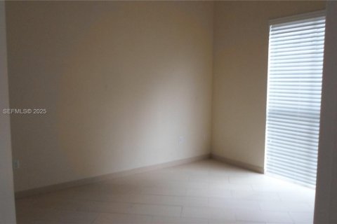 Condo in Miami, Florida, 2 bedrooms № 1990073 - photo 9