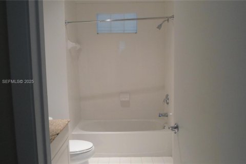 Condo in Miami, Florida, 2 bedrooms № 1990073 - photo 13