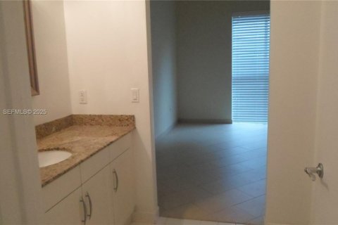Condo in Miami, Florida, 2 bedrooms № 1990073 - photo 18
