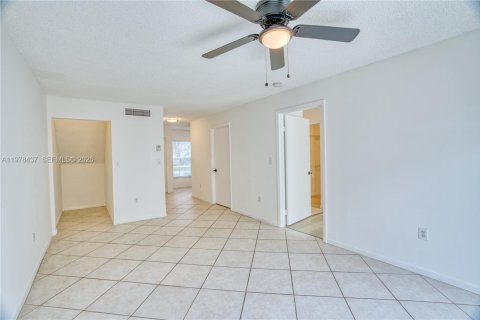 Condo in Pembroke Pines, Florida, 1 bedroom  № 2044391 - photo 11
