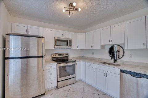 Condo in Pembroke Pines, Florida, 1 bedroom  № 2044391 - photo 13