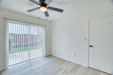 Condo in Pembroke Pines, Florida, 1 bedroom  № 2044391 - photo 17