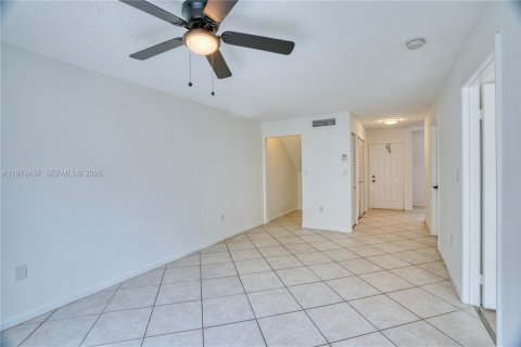 Condo in Pembroke Pines, Florida, 1 bedroom  № 2044391 - photo 9