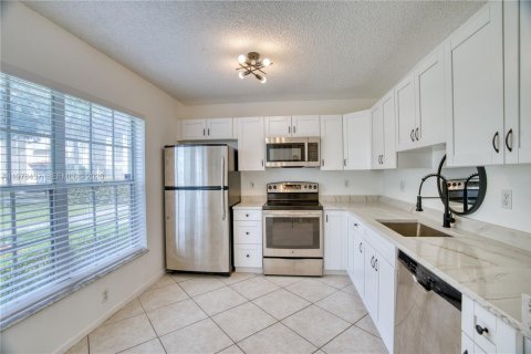 Condo in Pembroke Pines, Florida, 1 bedroom  № 2044391 - photo 12