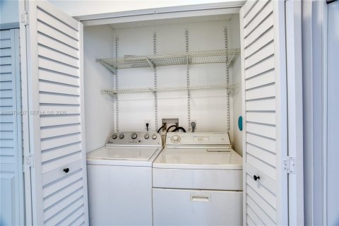 Condo in Pembroke Pines, Florida, 1 bedroom  № 2044391 - photo 28