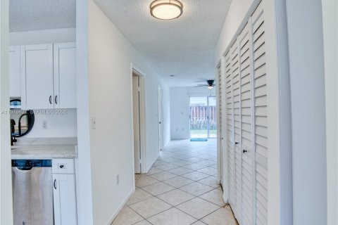 Condo in Pembroke Pines, Florida, 1 bedroom  № 2044391 - photo 7