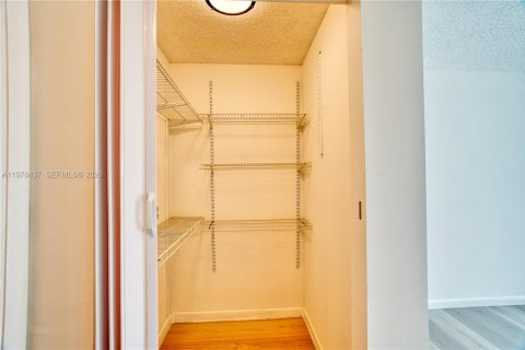 Condo in Pembroke Pines, Florida, 1 bedroom  № 2044391 - photo 25