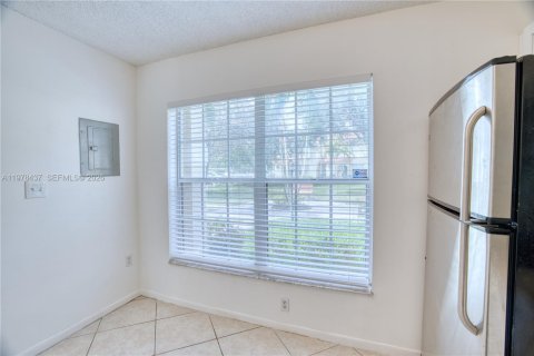 Condo in Pembroke Pines, Florida, 1 bedroom  № 2044391 - photo 16