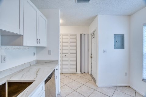 Condo in Pembroke Pines, Florida, 1 bedroom  № 2044391 - photo 15