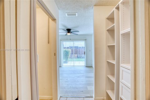 Condo in Pembroke Pines, Florida, 1 bedroom  № 2044391 - photo 24