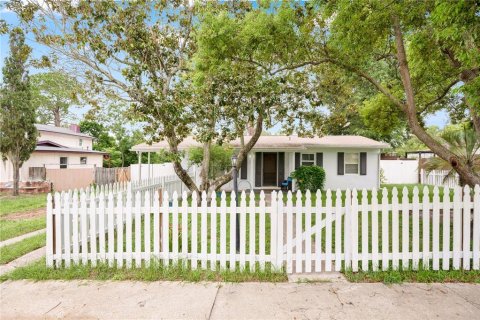 House in Deltona, Florida 3 bedrooms, 144.18 sq.m. № 2238835