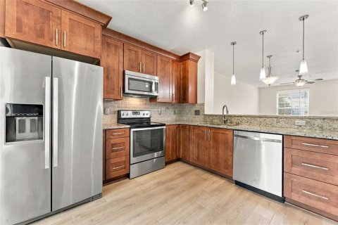 Townhouse in Tampa, Florida 3 bedrooms, 171.31 sq.m. № 2412536 - photo 13