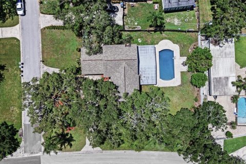House in Brandon, Florida 5 bedrooms, 341.04 sq.m. № 1805758 - photo 8