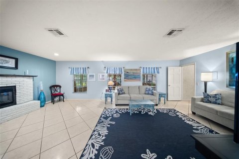 House in Brandon, Florida 5 bedrooms, 341.04 sq.m. № 1805758 - photo 23