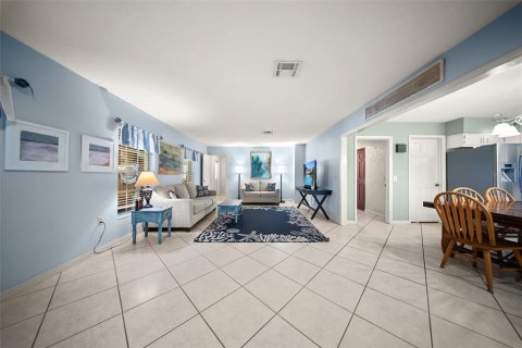 House in Brandon, Florida 5 bedrooms, 341.04 sq.m. № 1805758 - photo 22