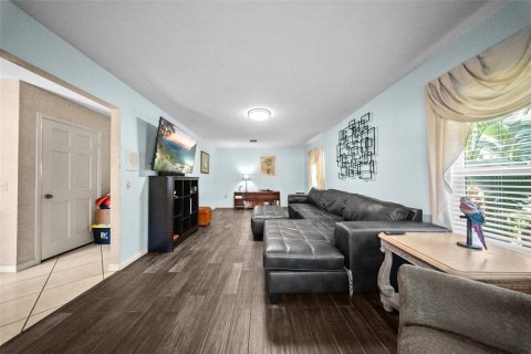 House in Brandon, Florida 5 bedrooms, 341.04 sq.m. № 1805758 - photo 18
