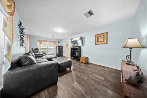 House in Brandon, Florida 5 bedrooms, 341.04 sq.m. № 1805758 - photo 17
