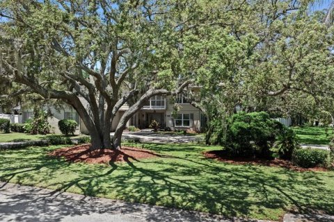 House in Brandon, Florida 5 bedrooms, 341.04 sq.m. № 1805758 - photo 6