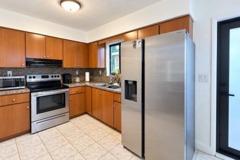 Villa ou maison à louer à Dania Beach, Floride: 2 chambres, 101.82 m2 № 2390129 - photo 2