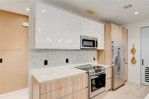 Condo in Miami, Florida, 2 bedrooms  № 1834309 - photo 24