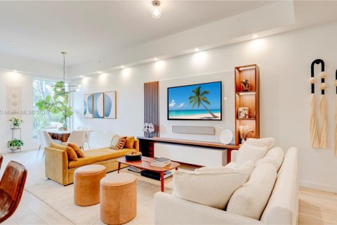 Condo in Miami, Florida, 2 bedrooms  № 1834309 - photo 10