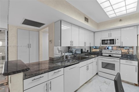 Copropriété à louer à Aventura, Floride: 2 chambres, 109.72 m2 № 2000151 - photo 18