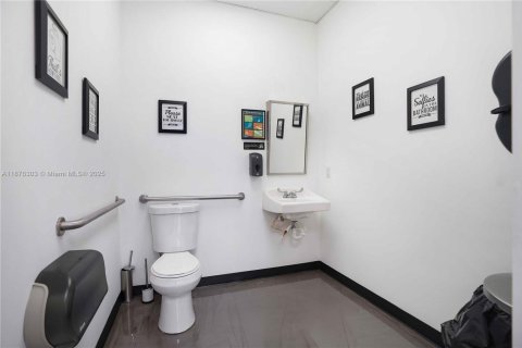 Propiedad comercial en venta en Miami, Florida № 1980516 - foto 16