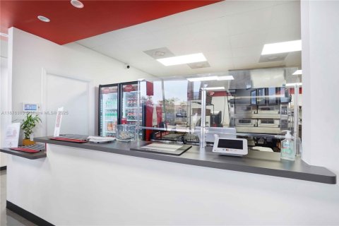 Propiedad comercial en venta en Miami, Florida № 1980516 - foto 4