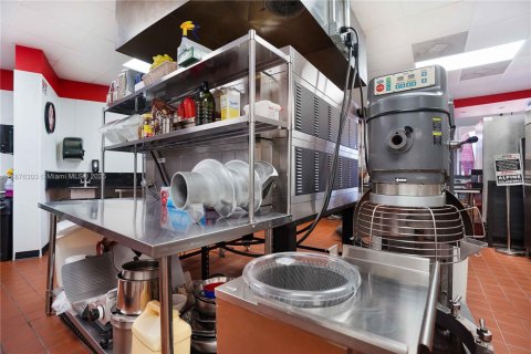 Propiedad comercial en venta en Miami, Florida № 1980516 - foto 12