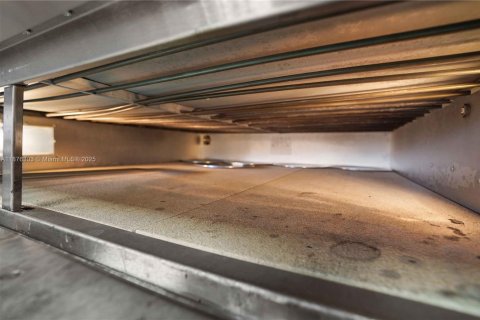 Propiedad comercial en venta en Miami, Florida № 1980516 - foto 8