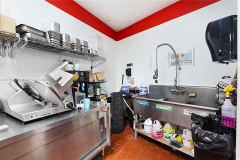 Propiedad comercial en venta en Miami, Florida № 1980516 - foto 9