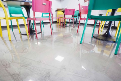 Propiedad comercial en venta en Miami, Florida № 1980516 - foto 13