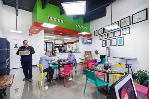 Propiedad comercial en venta en Miami, Florida № 1980516 - foto 2