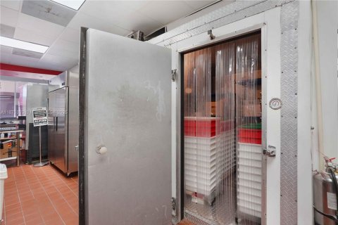 Propiedad comercial en venta en Miami, Florida № 1980516 - foto 10