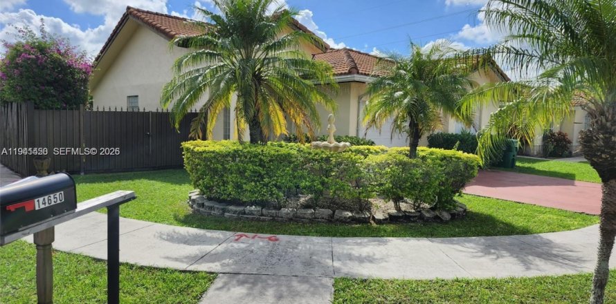 House in Miami, Florida 3 bedrooms, 140.75 sq.m. № 1998609