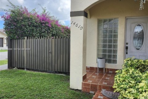 House in Miami, Florida 3 bedrooms, 140.75 sq.m. № 1998609 - photo 4