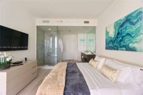 Condo in Miami, Florida, 2 bedrooms  № 2013997 - photo 17