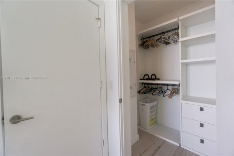 Condo in Miami, Florida, 2 bedrooms  № 2013997 - photo 22