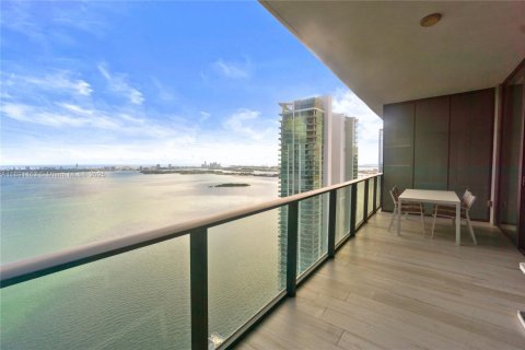 Condo in Miami, Florida, 2 bedrooms  № 2013997 - photo 2