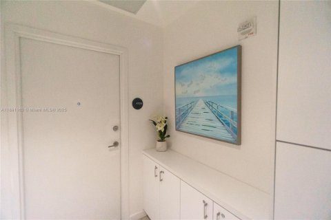 Condo in Miami, Florida, 2 bedrooms  № 2013997 - photo 25