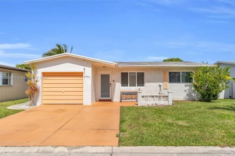 House in Margate, Florida 2 bedrooms, 97.64 sq.m. № 1714653 - photo 1