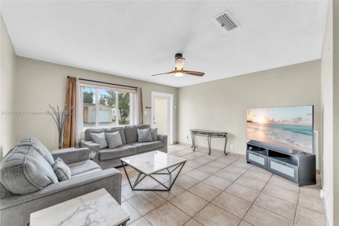 House in Margate, Florida 2 bedrooms, 97.64 sq.m. № 1714653 - photo 11