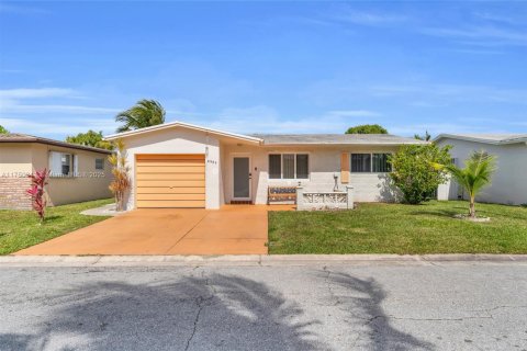 House in Margate, Florida 2 bedrooms, 97.64 sq.m. № 1714653 - photo 2