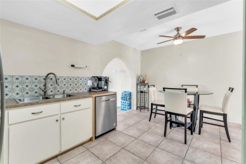 House in Margate, Florida 2 bedrooms, 97.64 sq.m. № 1714653 - photo 8