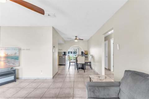 House in Margate, Florida 2 bedrooms, 97.64 sq.m. № 1714653 - photo 12