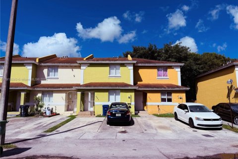 Adosado en alquiler en Opa-locka, Florida, 3 dormitorios, 116.41 m2 № 1968252 - foto 1