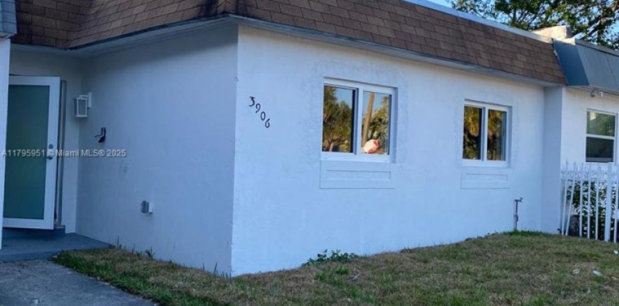 Кондоминиум с 3 спальнями в Майами-Гарденс, Флорида № 1958590