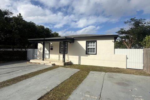 Villa ou maison à louer à Miami, Floride: 2 chambres, 197.7 m2 № 2439376 - photo 2