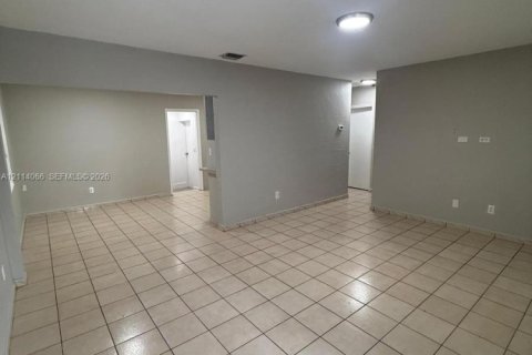 Villa ou maison à louer à Miami, Floride: 2 chambres, 197.7 m2 № 2439376 - photo 4