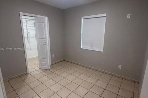 Villa ou maison à louer à Miami, Floride: 2 chambres, 197.7 m2 № 2439376 - photo 6